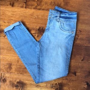 Highwaisted light mom jean w rose gold details